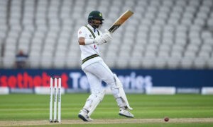Shan Masood pulls a short ball - watch live cricket